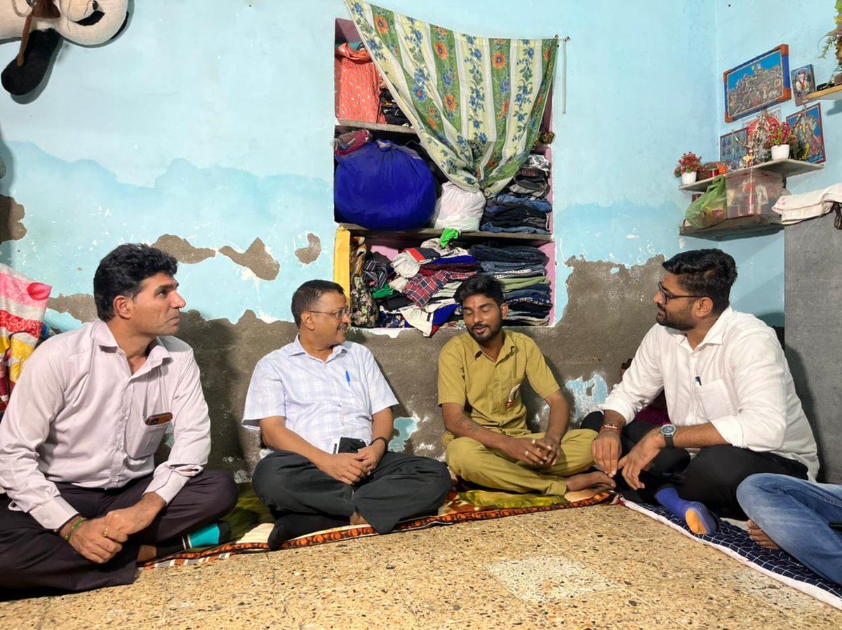 aartic02's tweet photo. That's Kejriwal dining at Autorickshaw Driver's Home .. 
Poor Bjp tried to intimidate him through Cops .. 
But Failed 
#KejriwalRukegaNahin https://t.co/ArwlNjCSYl