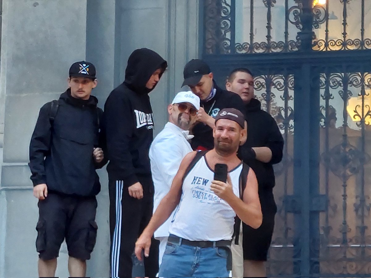 WienTV's tweet photo. Samstags auf der Uni-Rampe - bekannte Gesichter der #Corona-Schwurbelszene - Rechtsextreme mit "White Power"-Gruß und Fahne des Deutschen Reiches. #univie #w1009 #neonazis https://t.co/G8FaWexMVC