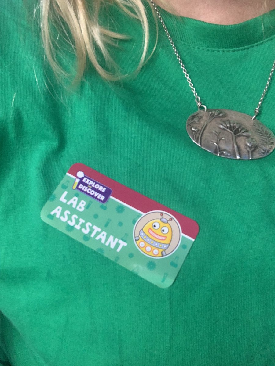 EdadventuresM's tweet photo. This is about right… I’m the lab assistant and M is the professor for our #scienceeve of #glowlab #steam #scicomm #ScienceRules #girlsinstem https://t.co/UzUhDAZLeV