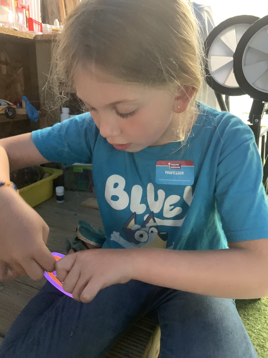 EdadventuresM's tweet photo. This is about right… I’m the lab assistant and M is the professor for our #scienceeve of #glowlab #steam #scicomm #ScienceRules #girlsinstem https://t.co/UzUhDAZLeV