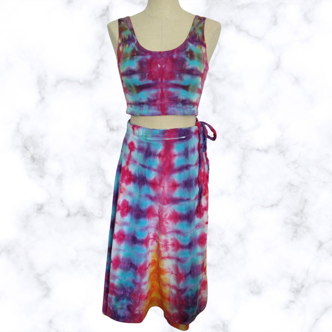 VoodooHippieGal's tweet photo. Maxi lengh woven cotton wrap skirt featuring zipper stash pocket, hand dyed with matching cropped tank top. $70 https://t.co/w58YNLRMgL #voodoohippiegirldyes #adultsize #dress #bottoms #boho #festivalwear https://t.co/T0BobxZjXU