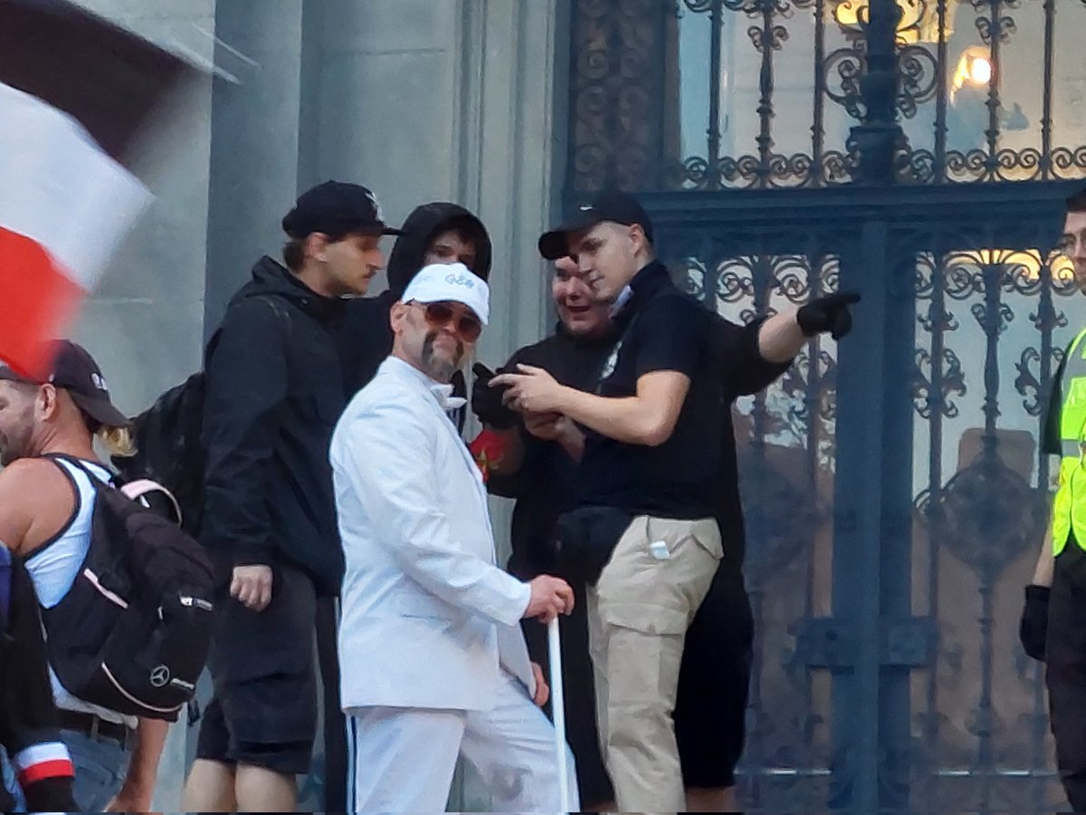 WienTV's tweet photo. Samstags auf der Uni-Rampe - bekannte Gesichter der #Corona-Schwurbelszene - Rechtsextreme mit "White Power"-Gruß und Fahne des Deutschen Reiches. #univie #w1009 #neonazis https://t.co/G8FaWexMVC