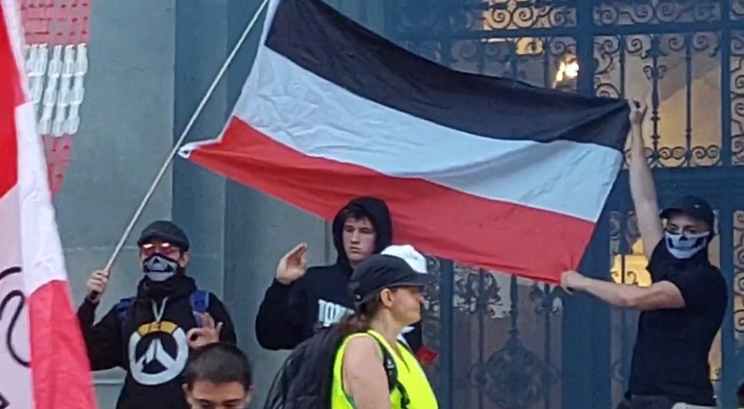 WienTV's tweet photo. Samstags auf der Uni-Rampe - bekannte Gesichter der #Corona-Schwurbelszene - Rechtsextreme mit "White Power"-Gruß und Fahne des Deutschen Reiches. #univie #w1009 #neonazis https://t.co/G8FaWexMVC