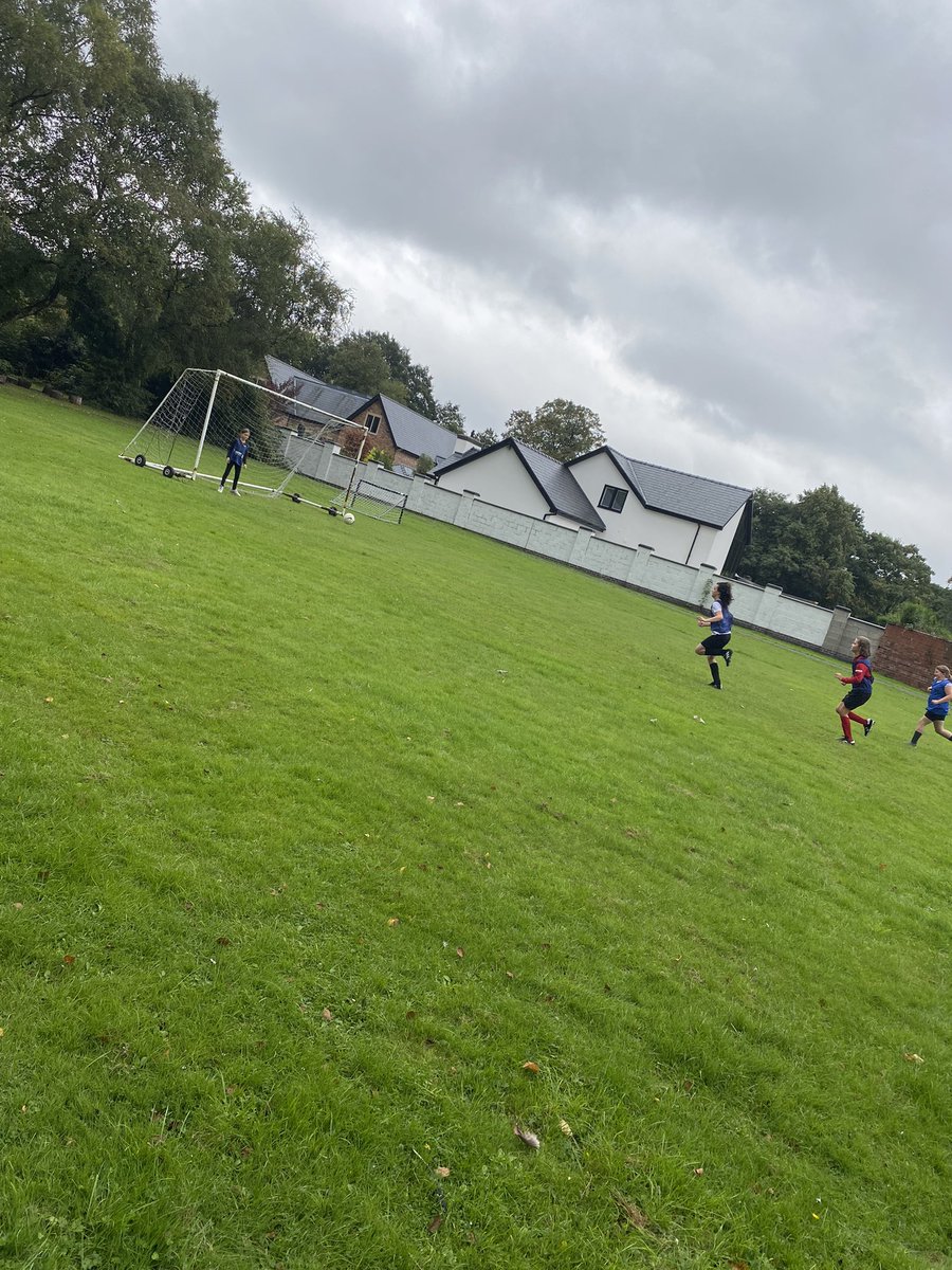 Broadoak_PE's tweet photo. Starting this week is our dinner time clubs ⚽️ and what a way to start with our Y5/6 girls football sessions ⭐️ just WOW Coach Vicki was blown away with your teamwork, determination and skills in week one 👏🏻😀 https://t.co/UXMYPtZKg0