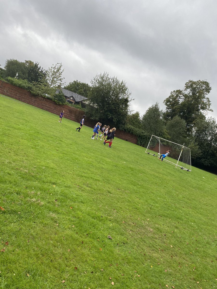 Broadoak_PE's tweet photo. Starting this week is our dinner time clubs ⚽️ and what a way to start with our Y5/6 girls football sessions ⭐️ just WOW Coach Vicki was blown away with your teamwork, determination and skills in week one 👏🏻😀 https://t.co/UXMYPtZKg0