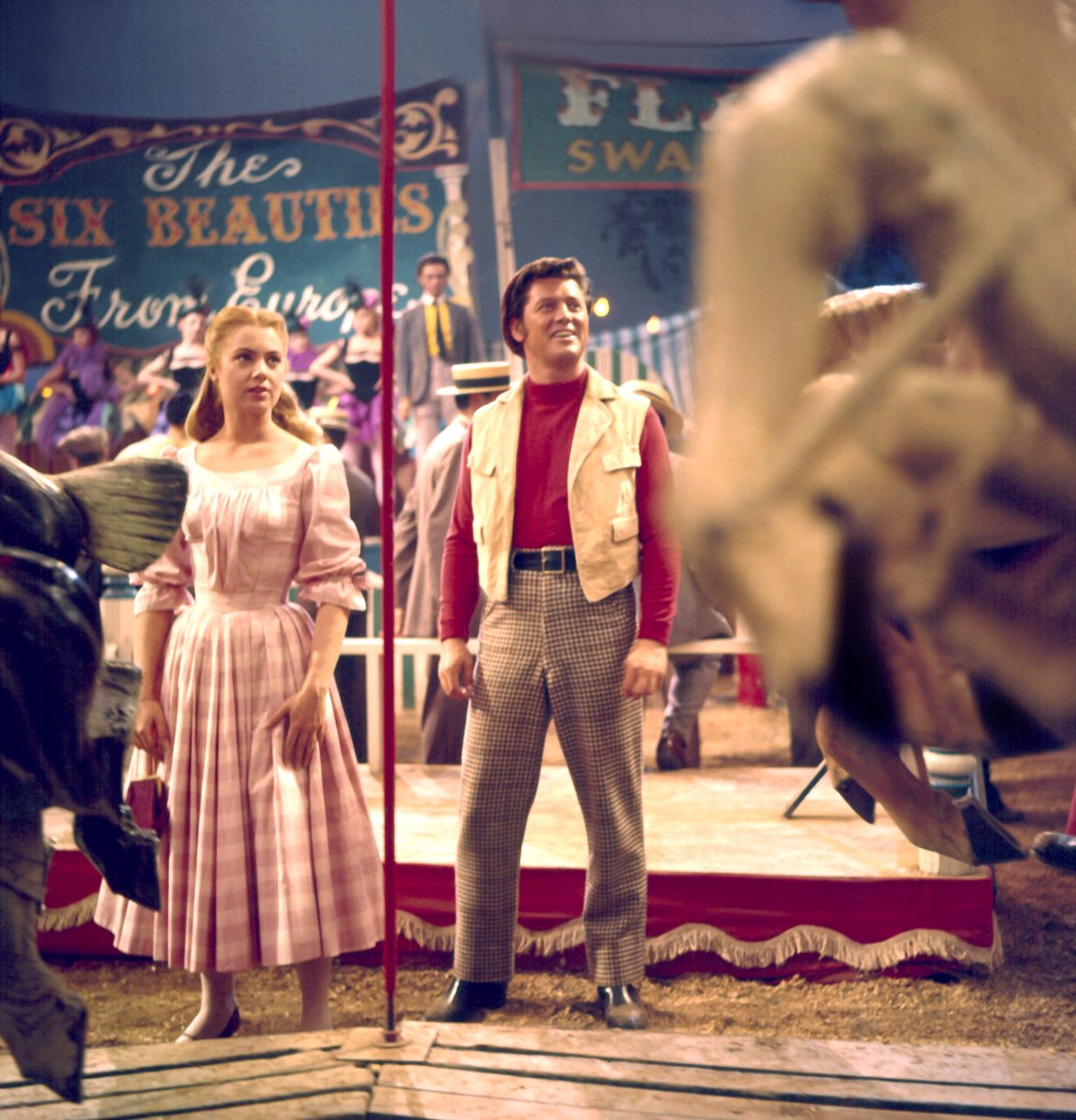 CarouselMusical's tweet photo. "The ride starts in a few minutes, ladies and gentlemen. The ride of a lifetime." 🎠 #CarouselMusical https://t.co/Ztt8AxjXPh