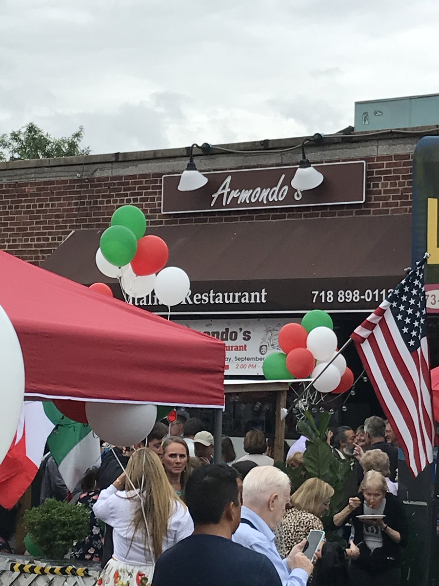 walkingqueens's tweet photo. Congratulations to @ArmondosJHNYC on 50th anniversary, celebrated Sun at  #JacksonHeights block party. 
Jerry Crisci, co-owner w/wife Patti, addressed the crowd... (so did @Dromm25)
Chicken parm, meatballs, penne &amp; more served, along w/wine &amp; @LaGuliPastry treats.
Auguri! 🇮🇹🍝🍷 https://t.co/X8U3CykBzx