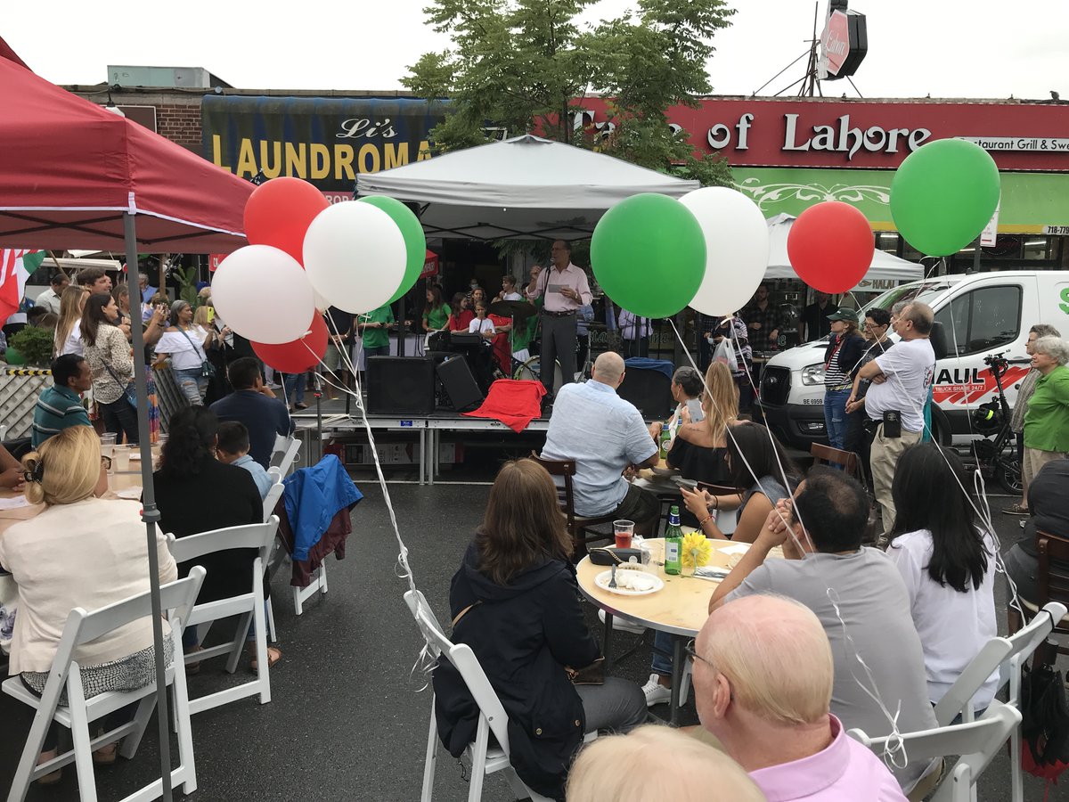walkingqueens's tweet photo. Congratulations to @ArmondosJHNYC on 50th anniversary, celebrated Sun at  #JacksonHeights block party. 
Jerry Crisci, co-owner w/wife Patti, addressed the crowd... (so did @Dromm25)
Chicken parm, meatballs, penne &amp; more served, along w/wine &amp; @LaGuliPastry treats.
Auguri! 🇮🇹🍝🍷 https://t.co/X8U3CykBzx