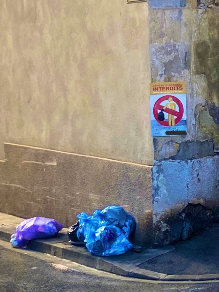 JustMe21314's tweet photo. Si la définition de l’irrespect était une photo 😂: https://t.co/OM5kCLInpi