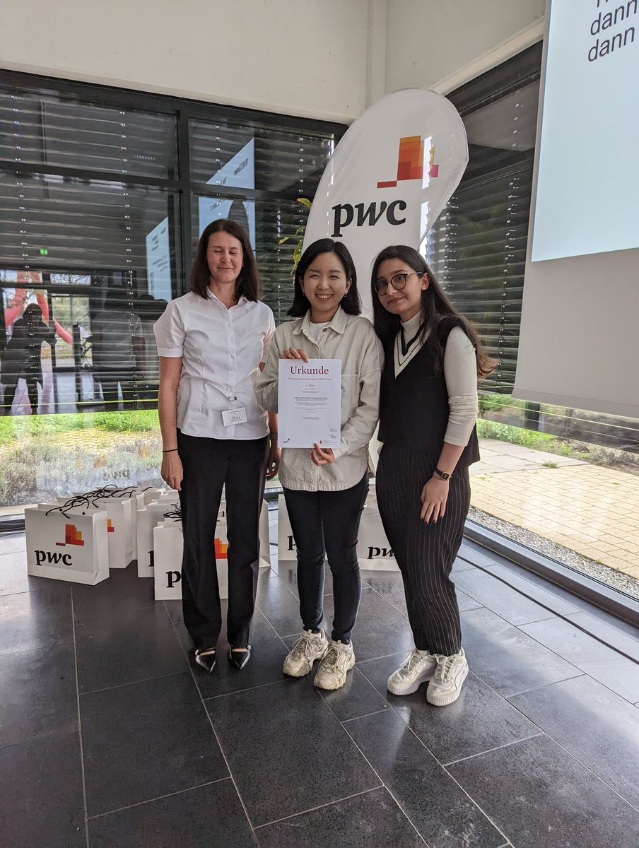 vmajuntke's tweet photo. Preisverleihung auf der #akwi22 der @informatikradar gesponsert durch @PwC: 2. Platz für meine Studentinnen in der Kategorie Student Poster. 

@HTW_Berlin https://t.co/INrEwbVxha