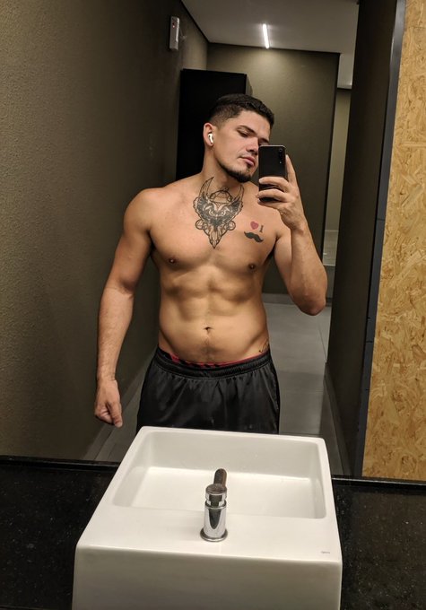 Piscou e comi teu pai! https://t.co/zQ04pGy0y3