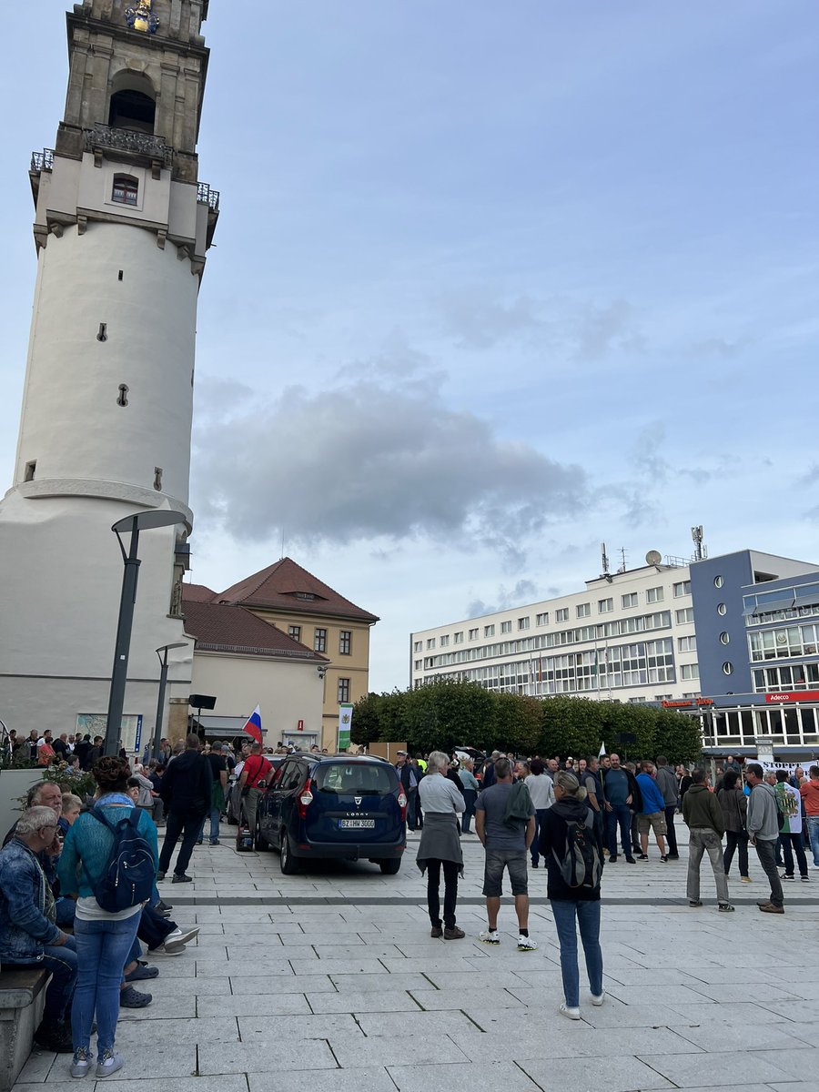 Demoreport1's tweet photo. So langsam füllt sich der Kornmarkt, Querdenker aus allen Sparten sind unter den Teilnehmern. #bz1209 https://t.co/vc4a4SHdz9