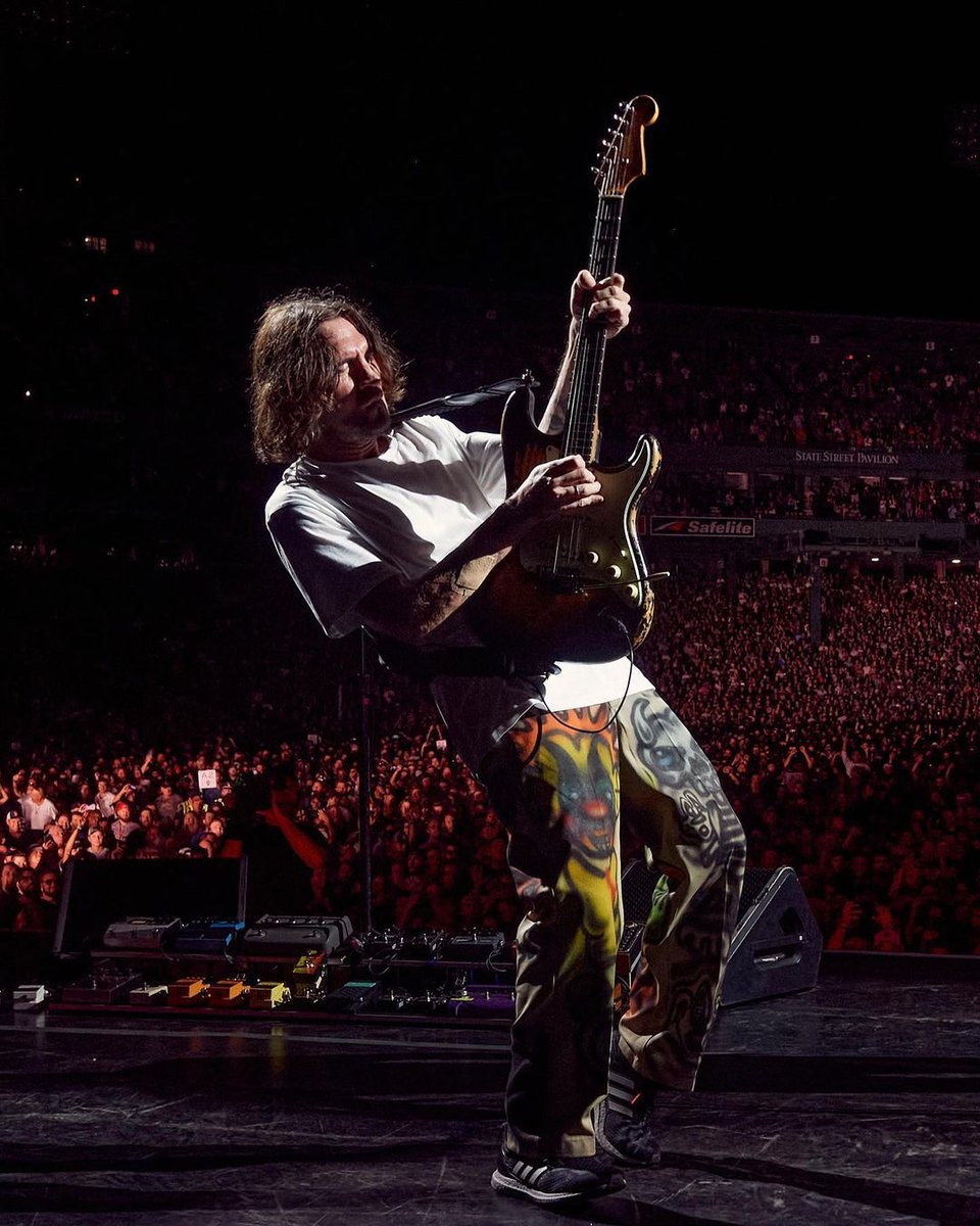 ChiliPeppers's tweet photo. 🖤 Boston https://t.co/DhLRCcKLQV