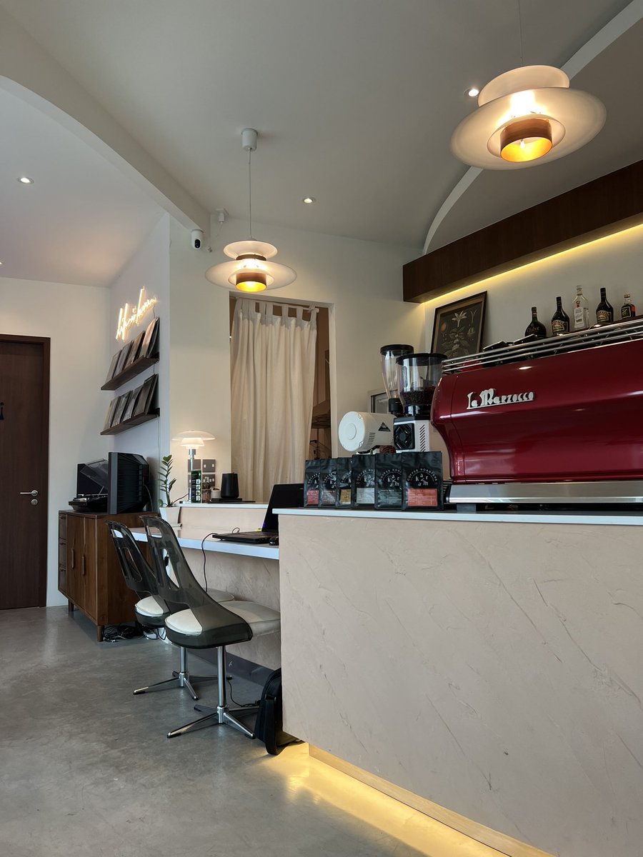 other_qa's tweet photo. Karma bkk คาเฟ่ย่าน พุทธมณฑล สาย4 ร้านไม่ใหญ่มาก แต่เทสคือมันได้มันดีจย์ เมนูกาแฟยูซุอร่อยดีน้า แถมมีลานสเก็ตข้างๆเป็นวิวให้ชม มีที่จอดรถสบายๆ พร้อมน้อนยู้ฮูเฟร้ชบลูด็อก ที่เลิฟคนมากแต่คีฟลุคนิ่งๆรับแขกคับป้ม #คาเฟ่ #คาเฟ่นครปฐม https://t.co/G8oo7vrcbw