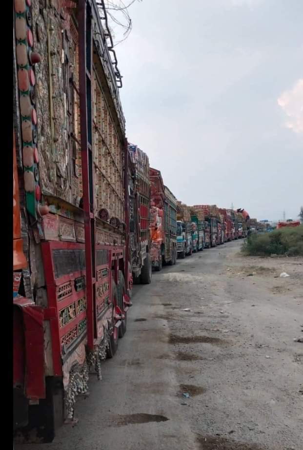 dawoodbtzi's tweet photo. Three main arteries of Balochistan, i.e #FortManro in Panjab, Danesar in Sherani & Bolan pass aren't operational causing food shortages & economic murder of farmers. Social media activists hv repeatedly raised their voice but to no avail. Many drivers & a child have died to date. https://t.co/WQeCI6kHKN