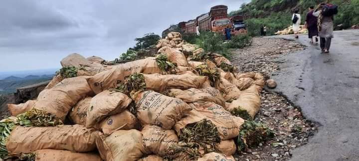 dawoodbtzi's tweet photo. Three main arteries of Balochistan, i.e #FortManro in Panjab, Danesar in Sherani & Bolan pass aren't operational causing food shortages & economic murder of farmers. Social media activists hv repeatedly raised their voice but to no avail. Many drivers & a child have died to date. https://t.co/WQeCI6kHKN