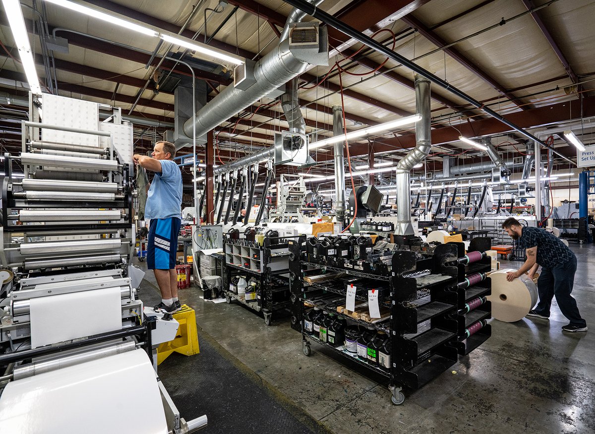 FlexoGraphics's tweet photo. Presses are running on this Monday morning! Our team works hard every day to ensure on time delivery for your label needs.
#planthighlight #flexographics #inovarpackaging #milwaukee #labels https://t.co/UBsOeFOvLQ