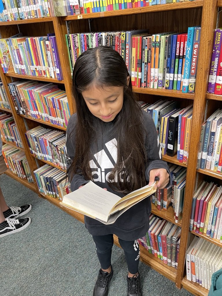 WHGWashington's tweet photo. Choosing library books during STELLAR is always a treat! @whufsdrams #RamCulture #ReadingRams https://t.co/L26Peodig3