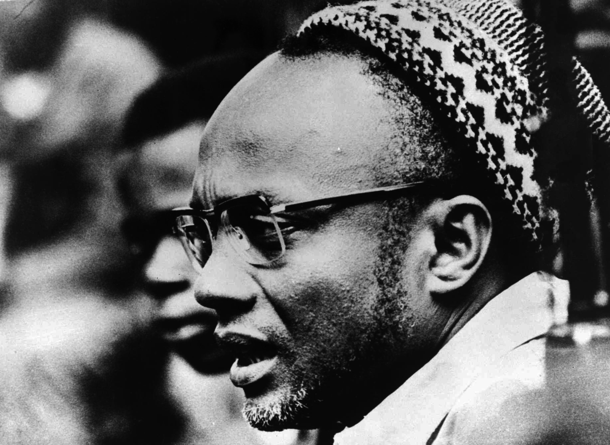 #AmílcarCabral nasceu em Guiné-Bissau #nestedia, há 98 anos. Sentimo-nos honrados em ocupar a praça que leva o seu nome no Mindelo, numa homenagem à sua missão, e que se traduz nos objetivos do Centro: a afirmação da cultura cabo-verdiana para a autonomia do país e do seu povo.