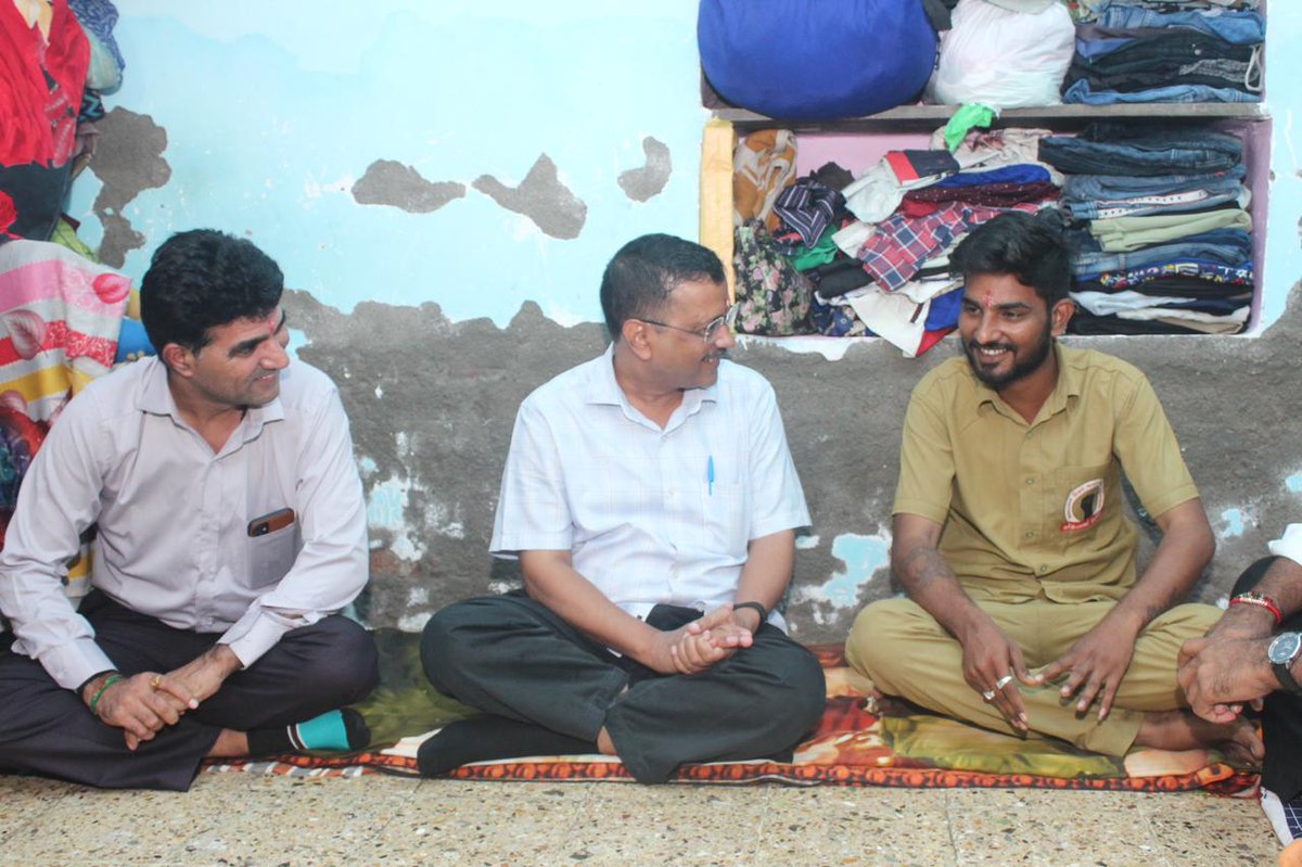 isudan_gadhvi's tweet photo. આજે માનનીય @ArvindKejriwal જી સાથે રિક્ષાચાલક વિક્રમભાઈ દંતાણીના આમંત્રણનું માન રાખી એમની રિક્ષામાં બેસી એમના ઘરે જમવા ગયા! https://t.co/dMHLDoBzDd