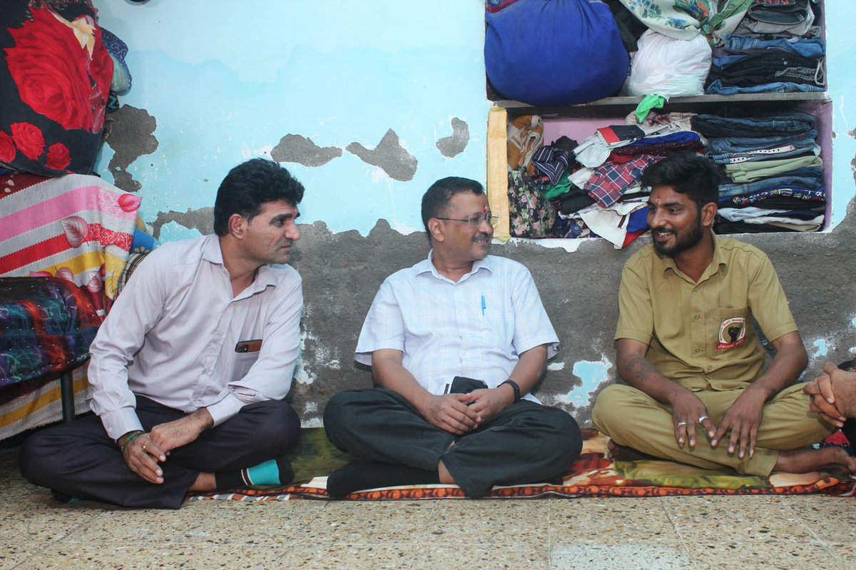 isudan_gadhvi's tweet photo. આજે માનનીય @ArvindKejriwal જી સાથે રિક્ષાચાલક વિક્રમભાઈ દંતાણીના આમંત્રણનું માન રાખી એમની રિક્ષામાં બેસી એમના ઘરે જમવા ગયા! https://t.co/dMHLDoBzDd