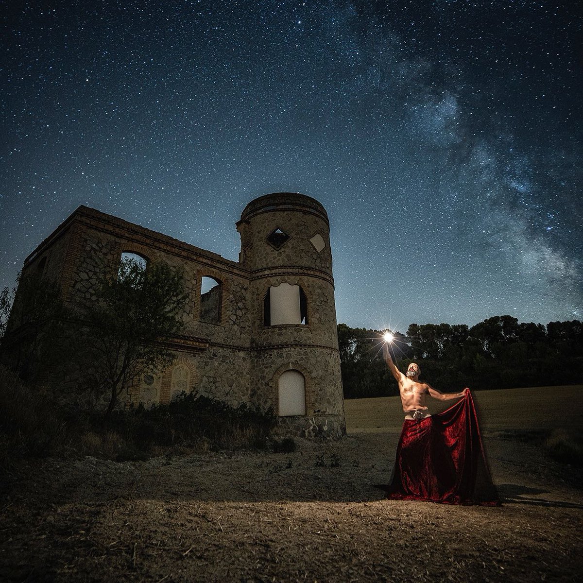 VanguardPhotoES's tweet photo. Empezamos la semana con esta toma de @CarlesCalero
Un poco de fotografía creativa con ambientación épica. ¡Gracias por la mención!
#vanguardpro #nightphotography #lightpainting #lightphotography https://t.co/cWc5cQSA2F