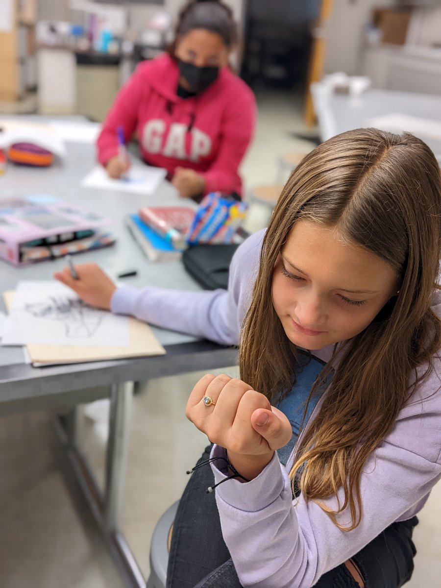 SMocKroom's tweet photo. So proud of these #7thgrd @WinstonCampus Ss! We practiced #blindcontourdrawing skills, re-grouped for extra social connections and shared out responding to questions using #visualthinkingstrategies
Phew... it's only Monday 🤩 @validateaffirm @NAEA @abcface3 @Ilaea @D15Schools https://t.co/5zGi0xN2HE