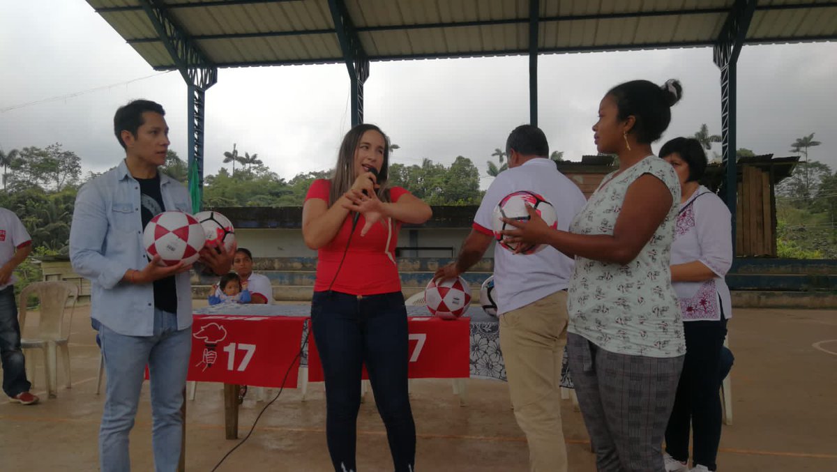 PSEcuatoriano's tweet photo. #PSEenTerritorio 🚩 | Nuestros candidatos a la prefectura y viceprefectura por #Pichincha, Elsa Guerra y Cesar Mantilla, recorrieron Pedro Vicente Maldonado 💁🏽‍♂️🙋🏼‍♀️💬

Durante su visita escucharon a sus pobladores para atender sus principales problemas 👂🏼

#PSEPichincha
#PSENacional https://t.co/FslfUodG1Z
