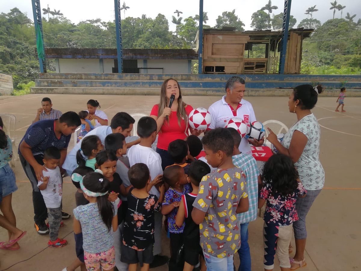 PSEcuatoriano's tweet photo. #PSEenTerritorio 🚩 | Nuestros candidatos a la prefectura y viceprefectura por #Pichincha, Elsa Guerra y Cesar Mantilla, recorrieron Pedro Vicente Maldonado 💁🏽‍♂️🙋🏼‍♀️💬

Durante su visita escucharon a sus pobladores para atender sus principales problemas 👂🏼

#PSEPichincha
#PSENacional https://t.co/FslfUodG1Z