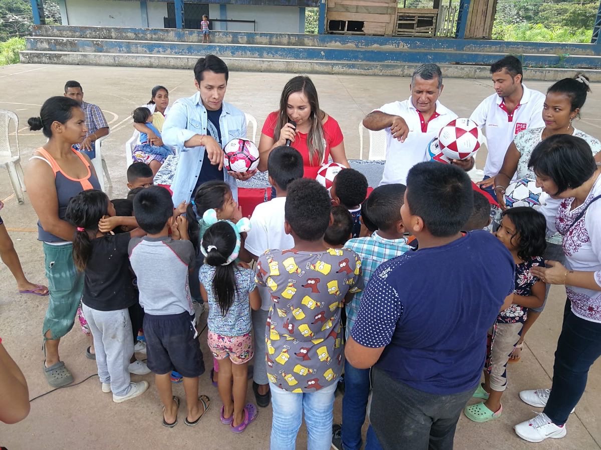 PSEcuatoriano's tweet photo. #PSEenTerritorio 🚩 | Nuestros candidatos a la prefectura y viceprefectura por #Pichincha, Elsa Guerra y Cesar Mantilla, recorrieron Pedro Vicente Maldonado 💁🏽‍♂️🙋🏼‍♀️💬

Durante su visita escucharon a sus pobladores para atender sus principales problemas 👂🏼

#PSEPichincha
#PSENacional https://t.co/FslfUodG1Z