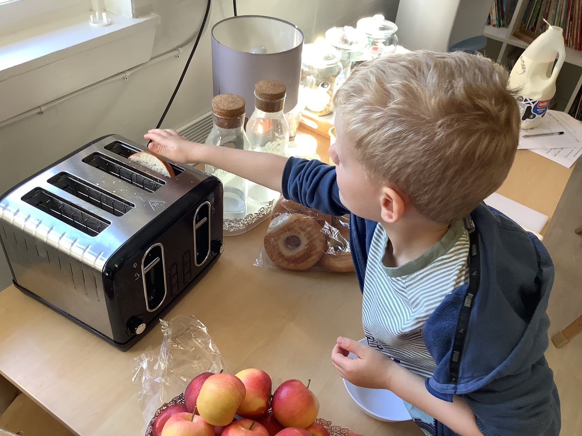 CarmondeanELC's tweet photo. We were learning to be #responsible whilst using the toaster to toast our bagels for snack this afternoon 🥯
D- “you don’t put your finger in cos you will get burnt”.

#safesam 

@WlhwbChamps https://t.co/IcsA3BgGKE