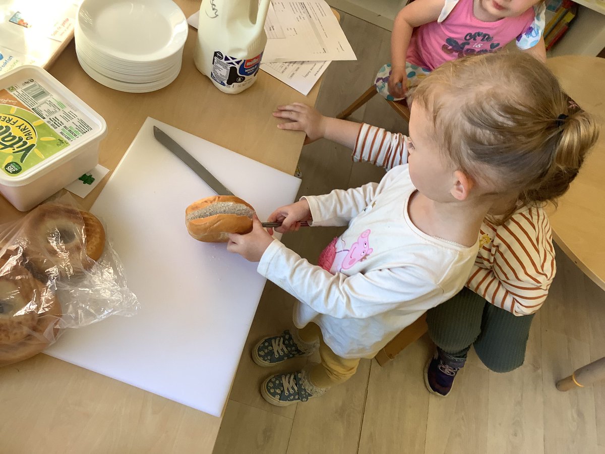 CarmondeanELC's tweet photo. We were learning to be #responsible whilst using the toaster to toast our bagels for snack this afternoon 🥯
D- “you don’t put your finger in cos you will get burnt”.

#safesam 

@WlhwbChamps https://t.co/IcsA3BgGKE