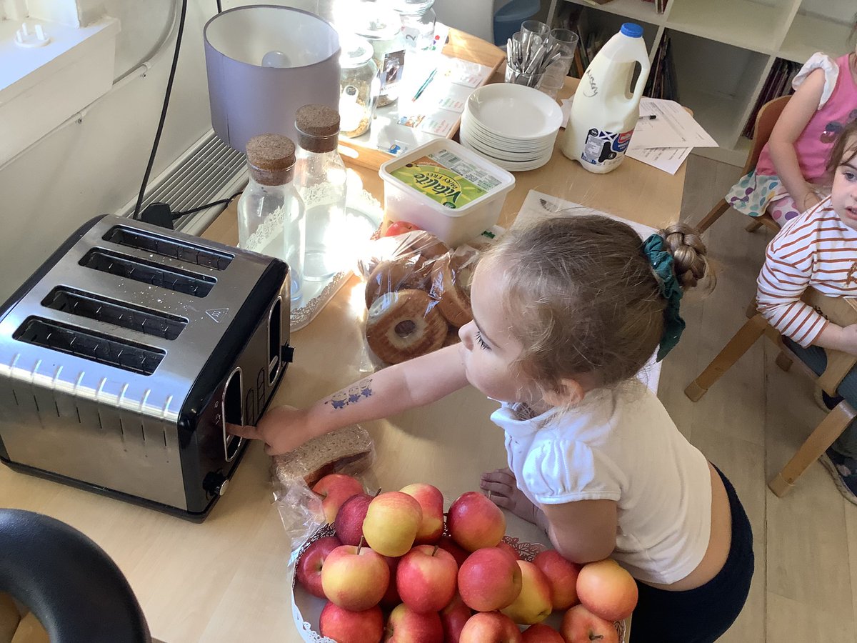 CarmondeanELC's tweet photo. We were learning to be #responsible whilst using the toaster to toast our bagels for snack this afternoon 🥯
D- “you don’t put your finger in cos you will get burnt”.

#safesam 

@WlhwbChamps https://t.co/IcsA3BgGKE