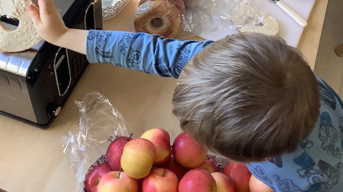 CarmondeanELC's tweet photo. We were learning to be #responsible whilst using the toaster to toast our bagels for snack this afternoon 🥯
D- “you don’t put your finger in cos you will get burnt”.

#safesam 

@WlhwbChamps https://t.co/IcsA3BgGKE
