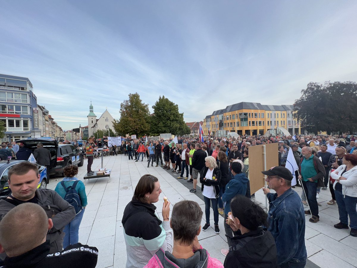 Demoreport1's tweet photo. Mittlerweile mehrere hundert, wenn nicht gar an die 1.000 Teilnehmer in Bautzen. #bz1209 https://t.co/6VrW9bIMBr