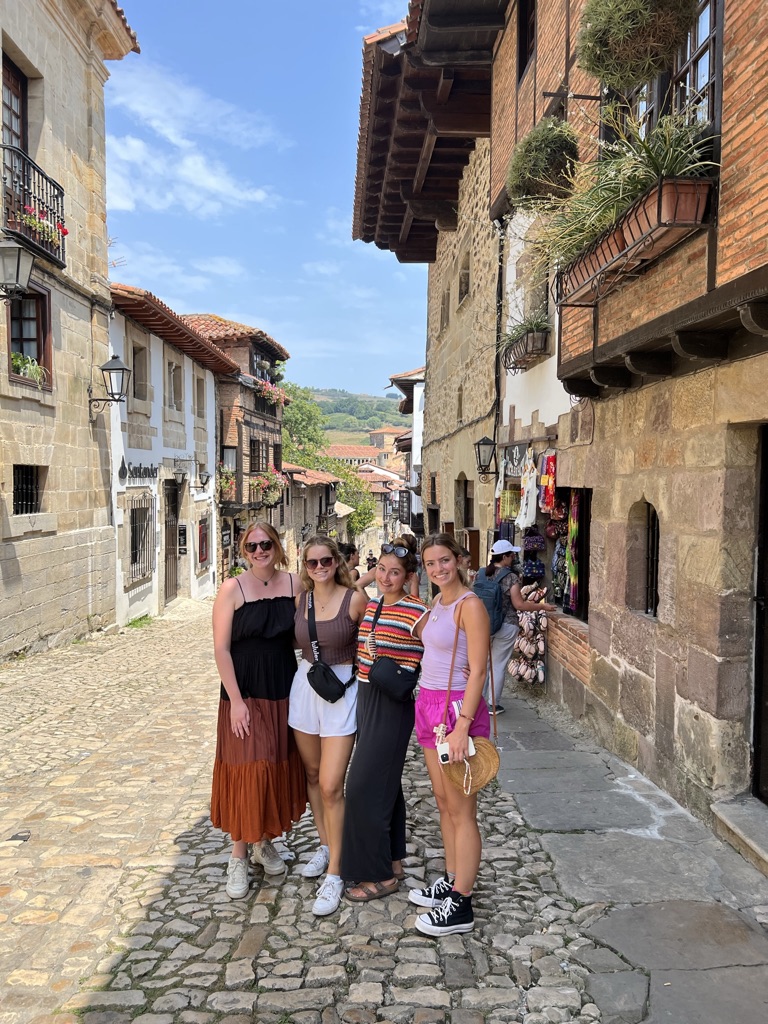 UVAEdAbroad's tweet photo. Info sessions for JTerm programs are in full swing! This week, the UVA in Thailand and Vietnam: Consumer Insights in Southeast Asia info session is Wednesday at 5pm in McIntire 254. On Friday, join us for a UVA in London, The Theatrical City session at 11am on Zoom. See you there https://t.co/qOooYqTOHa