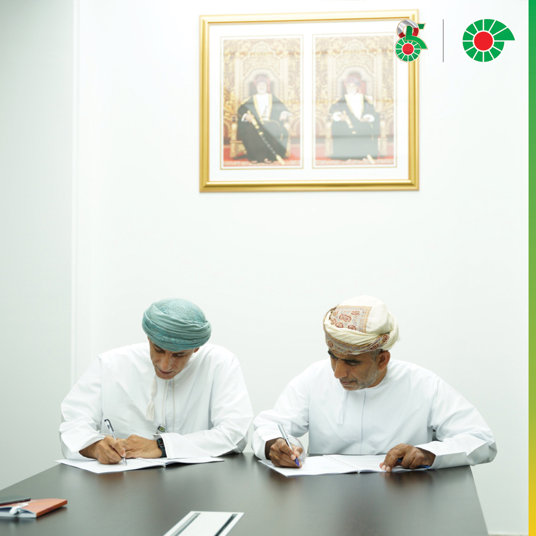 PDO_OM's tweet photo. وقّعت شركة #تنمية_نفط_عمان اليوم أول عقد لها مع شركة #تنمية_معادن_عمان لتنفيذ مشروع معالجة المياه المصاحبة لإنتاج النفط  من حقل قرن علم التي تتسم بشدة الملوحة، إذ ستتولى شركة تنمية معادن عمان معالجة المياه لاستخلاص الأملاح والمعادن. https://t.co/43F0q409E0