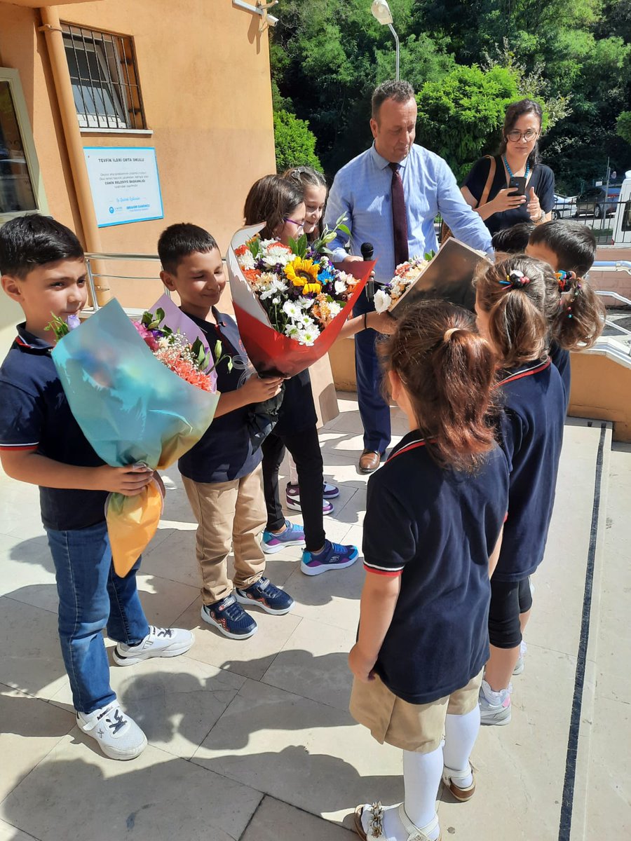 Eğitim, çocuğu sevmekle başlar. Bizde bu duygularla bugün başladık. Hepimize hayırlı olsun