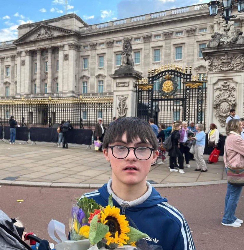 Daniele and his mum visited Buckingham Palace to pay their respects to the Queen, then laid flowers in Green Park.

Daniele said he was happy and grateful that he had the opportunity to pay his respects to the Queen.

#QueenElizabethII