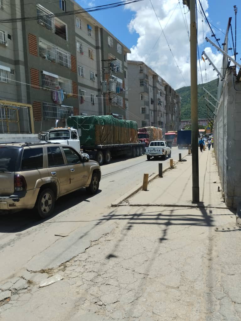 eutrafico's tweet photo. #HACEMINUTOS | Reportaron colapsado el tránsito en la calle #ElAlgodonal por varias gandolas  estacionadas obstruyendo un canal. Queda un solo canal disponible para subir y para bajar. #12Sep | #EUVzla | #Venezuela 

Fotos: @JonathanQuantip https://t.co/9TDSaGlYzY