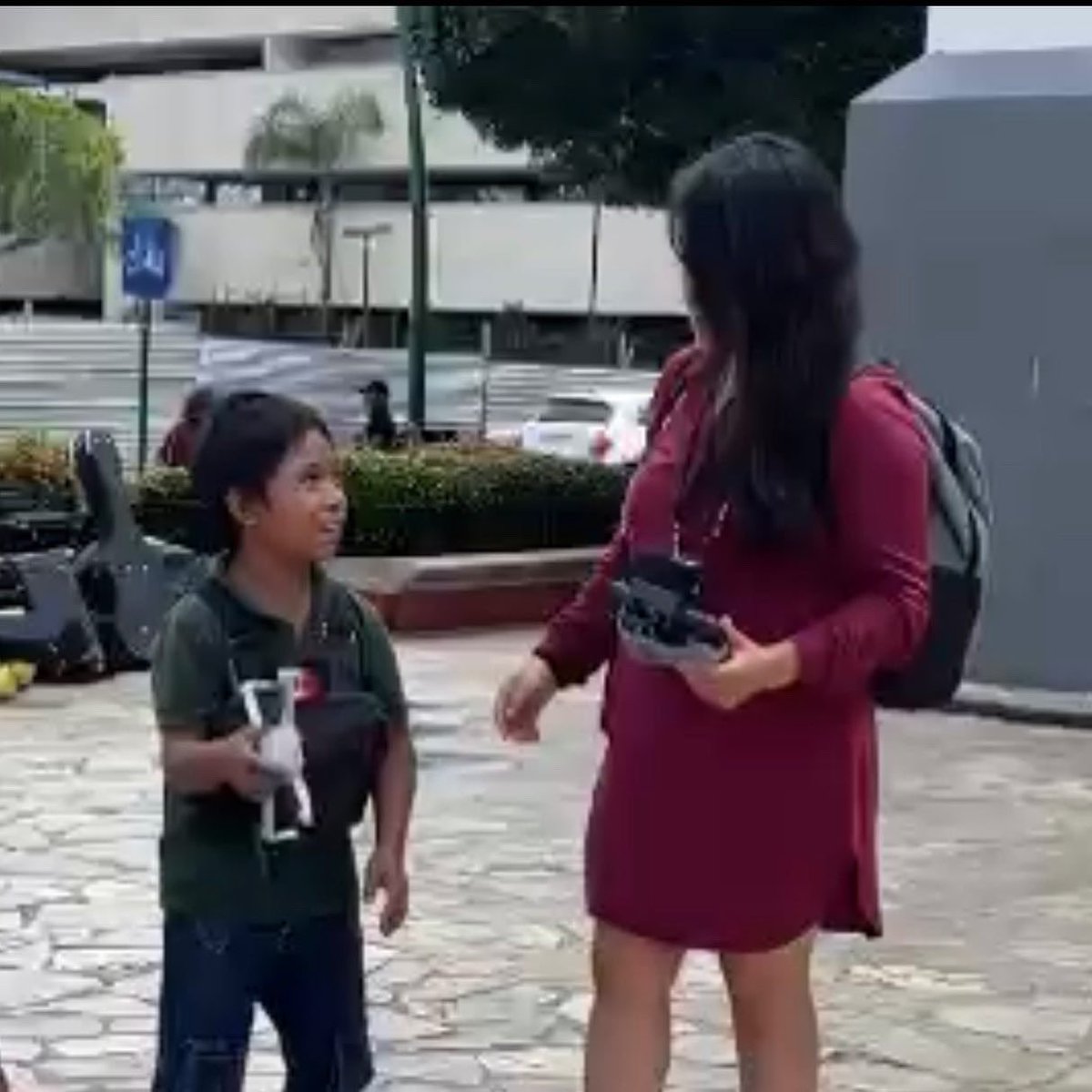 MagaliGar91's tweet photo. Les presento a Yeko un niño chiapaneco que fue mi ayudante en el flashmove para el XXVIII Evento Nacional de Arte y Cultura del @TecNM_MX .
Yeko fué su primera vez en conocer un dron y poder tocarlo.
#Chiapas #CatedralDeSanMarcos #flashmove #tuxtla #Drone #Dron #djimini2 https://t.co/eXViOv94Cj