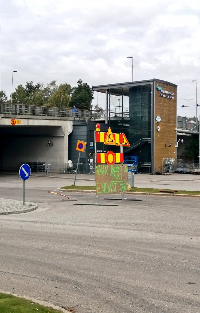 Mikäs tämän lisäkilven nimi olikaan?
Mun on pakko vissiin kerrata liikennemerkit. En mä muista. 
#vaasa #työmaa #liikennemerkki