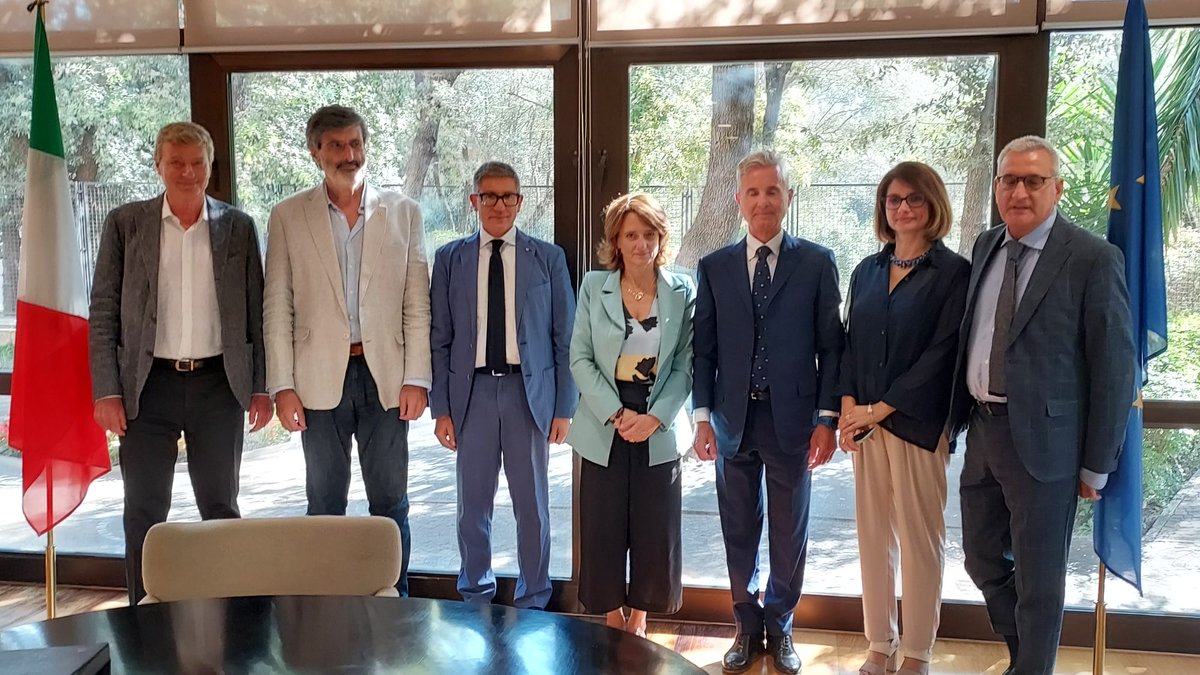fai_cisl's tweet photo. #PariOpportunità nei luoghi di #lavoro: siglato oggi protocollo intesa tra Fai Flai Uila e #UnionFood alla presenza della Ministra @elenabonetti. @OnofrioRota "La sfida è quella di contribuire a realizzare una concreta parità di #genere nel settore". 

💻➡️https://t.co/77CulV8NzA https://t.co/PKe20rmFY1