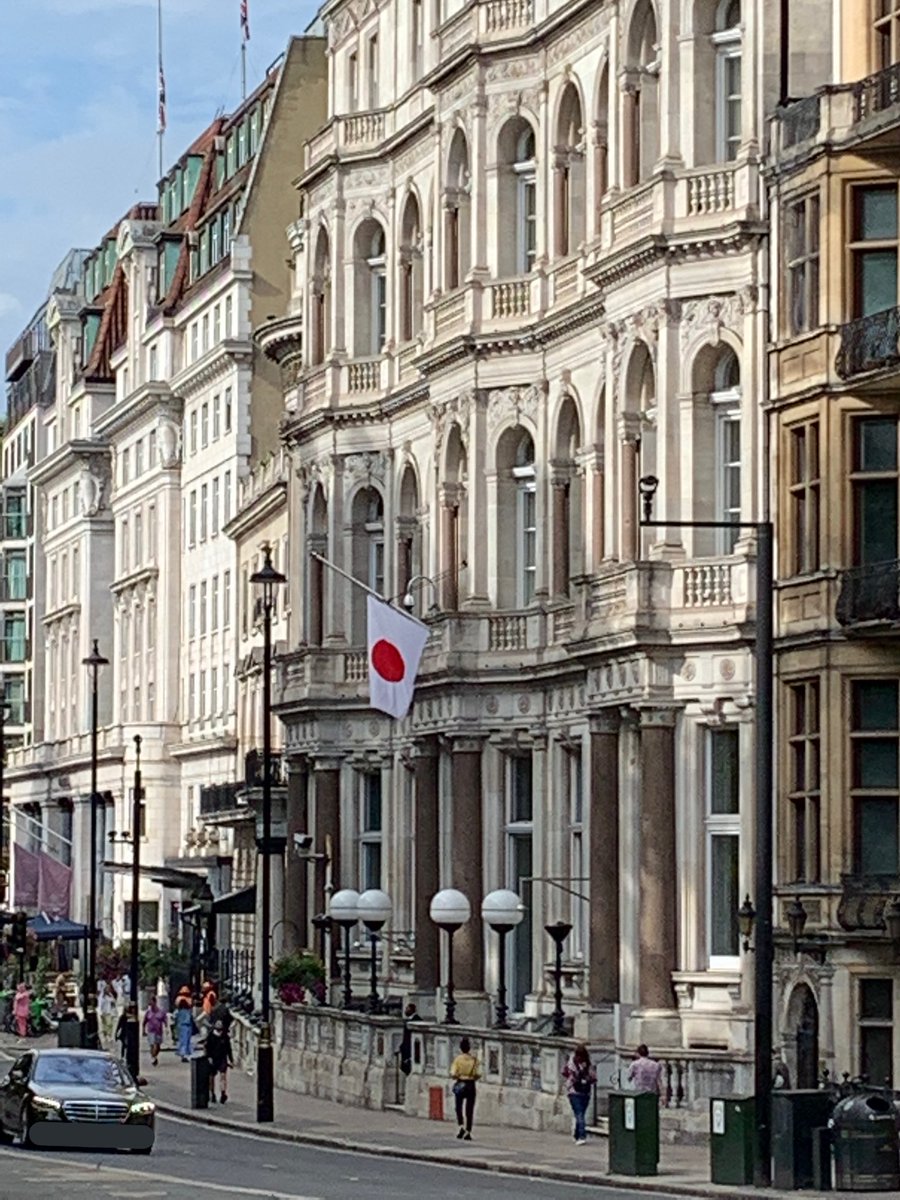 「ロンドン市内の街中の全ての旗が半旗(Half-mast)だった。もちろん英国日本」|𝖸𝗈 𝖮𝗄𝖺𝖽𝖺のイラスト