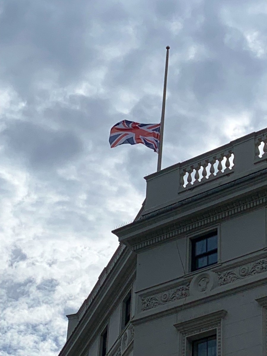 「ロンドン市内の街中の全ての旗が半旗(Half-mast)だった。もちろん英国日本」|𝖸𝗈 𝖮𝗄𝖺𝖽𝖺のイラスト