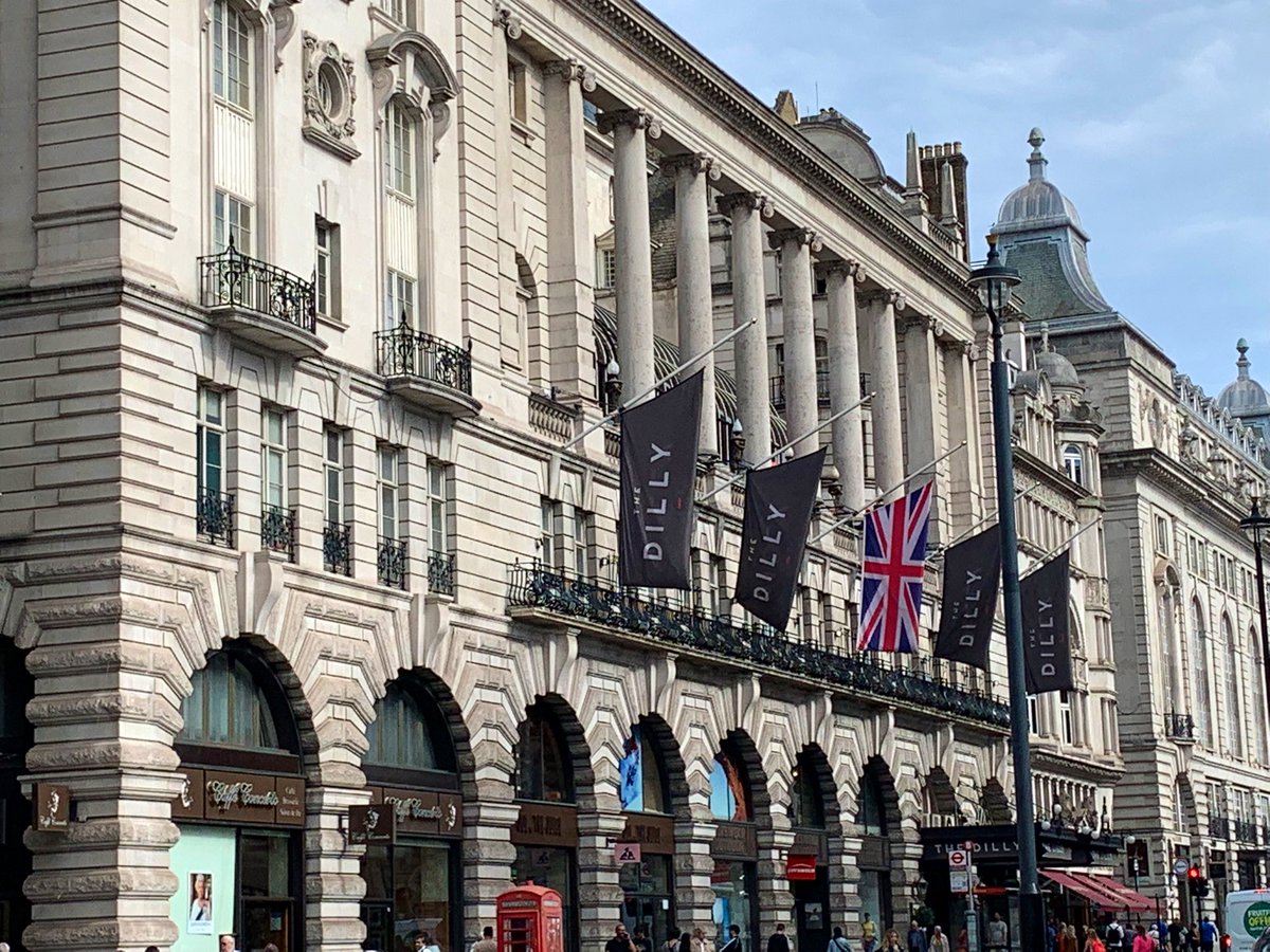 「ロンドン市内の街中の全ての旗が半旗(Half-mast)だった。もちろん英国日本」|𝖸𝗈 𝖮𝗄𝖺𝖽𝖺のイラスト