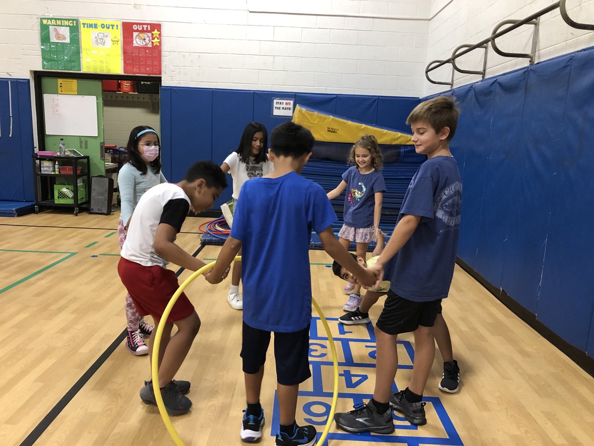 Barrett fourth graders try their hands at the hula hoop team-building challenge in PE <a target='_blank' href='http://search.twitter.com/search?q=kwbpride'><a target='_blank' href='https://twitter.com/hashtag/kwbpride?src=hash'>#kwbpride</a></a> <a target='_blank' href='https://t.co/vGSgbXpmWN'>https://t.co/vGSgbXpmWN</a>