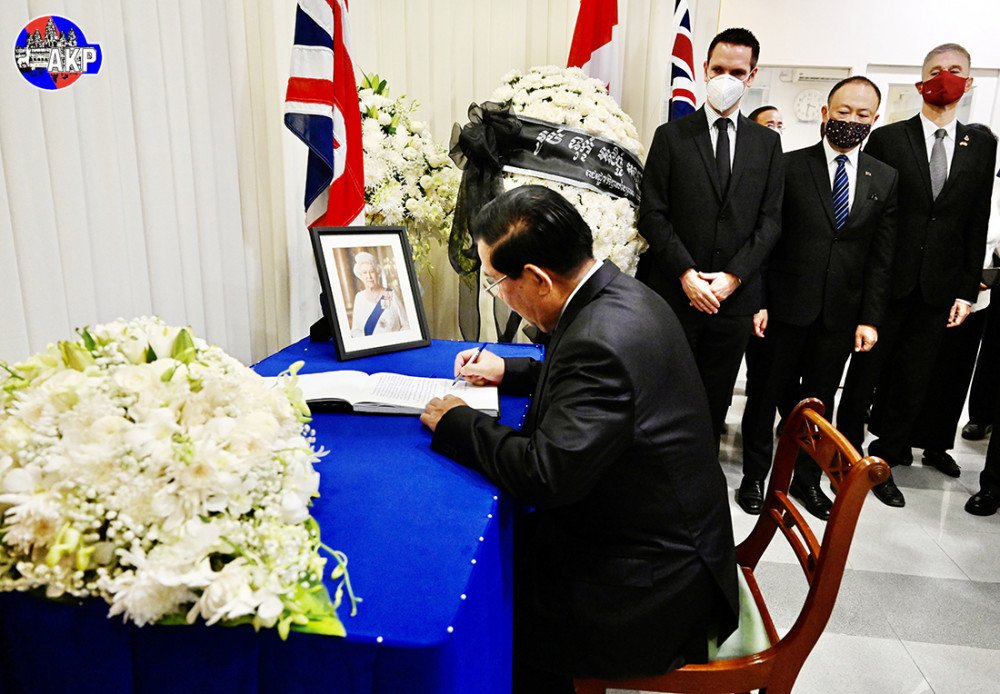 Peace_Palace_KH's tweet photo. Cambodian PM Samdech Techo @hunsencambodia accompanied by other senior government officials, pays last tribute to late Queen Elizabeth II of the United Kingdom who passed away on Sept. 8 at the age of 96, at the UK Embassy in Phnom Penh this afternoon https://t.co/GqBWXUBM9t