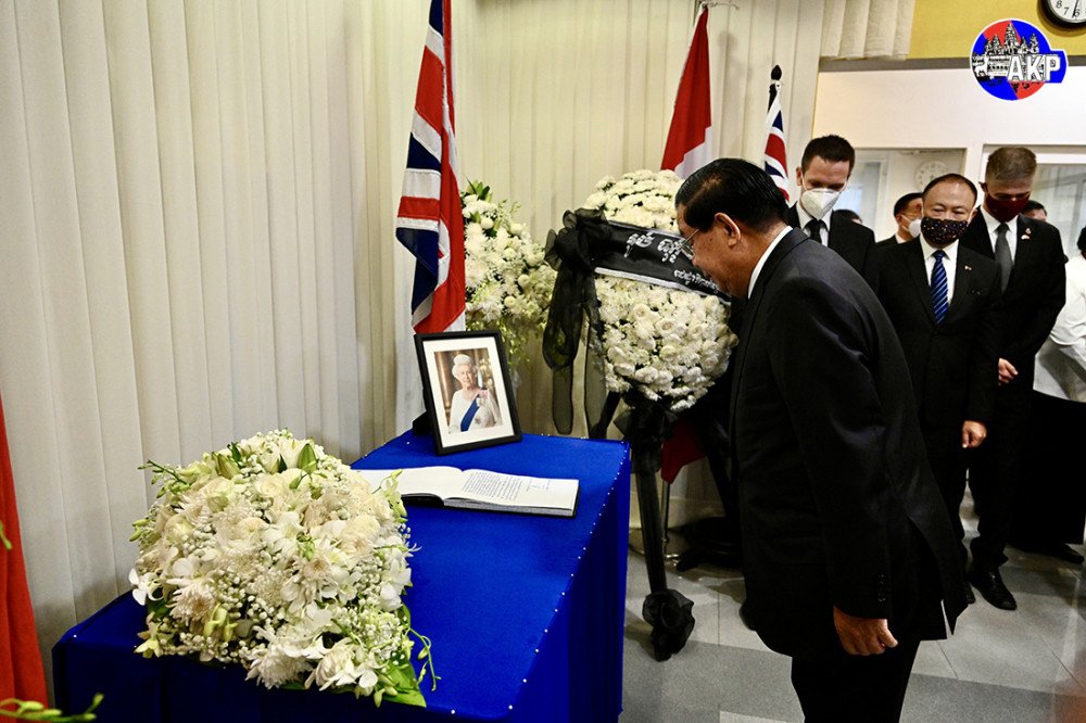 Peace_Palace_KH's tweet photo. Cambodian PM Samdech Techo @hunsencambodia accompanied by other senior government officials, pays last tribute to late Queen Elizabeth II of the United Kingdom who passed away on Sept. 8 at the age of 96, at the UK Embassy in Phnom Penh this afternoon https://t.co/GqBWXUBM9t