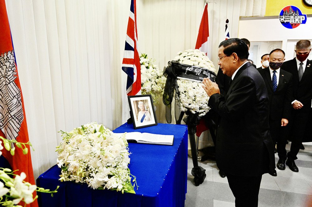 Peace_Palace_KH's tweet photo. Cambodian PM Samdech Techo @hunsencambodia accompanied by other senior government officials, pays last tribute to late Queen Elizabeth II of the United Kingdom who passed away on Sept. 8 at the age of 96, at the UK Embassy in Phnom Penh this afternoon https://t.co/GqBWXUBM9t